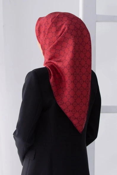 % 57 İPEK % 43 VİSKON  Twill İpek Monogram Desenli Bordo Renkli 90x90 Eşarp Dikim Şekli : El Dikişi ürün görseli