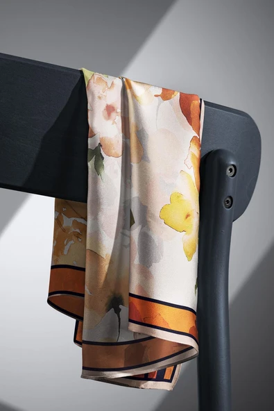 %100 Twill İpek Sulu Boyalı Çiçek Desenli Turuncu - Gold Renkli 90x90 Eşarp Dikim Şekli : El Dikişi - Resim 5