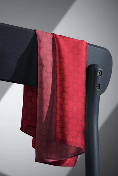 % 57 İPEK % 43 VİSKON  Twill İpek Monogram Desenli Bordo Renkli 90x90 Eşarp Dikim Şekli : El Dikişi - Resim 5