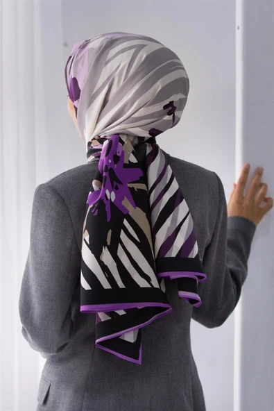 LÜKS MEDİNE İPEĞİ ZEBRA VE ÇİÇEK DESENLİ LİLA RENKLİ 75X195 KIRIŞMAZ ŞAL MOSS KREP DİKİŞ TİPİ İTALYAN DİKİŞLİ ürün görseli