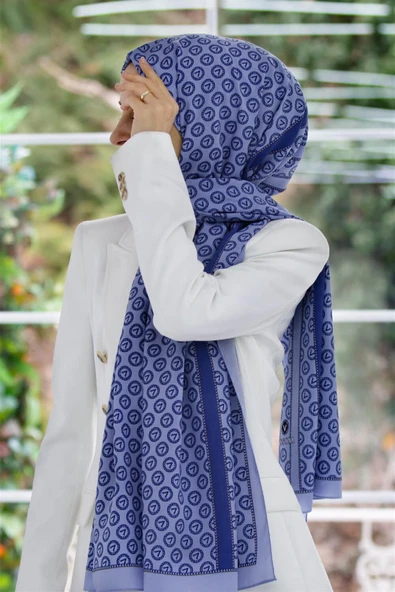 LÜKS MEDİNE İPEĞİ DEGRADELİ MONOGRAM DESENLİ İNDİGO RENKLİ 75X195 KIRIŞMAZ ŞAL MOSS KREP DİKİŞ TİPİ İTALYAN DİKİŞLİ ürün görseli