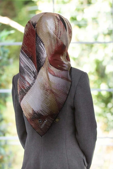 %100 Twill İpek Efektli ve Geometrik Desenli Bej - Kırmızı Renkli 90x90 Eşarp Dikim Şekli : El Dikişi ürün görseli