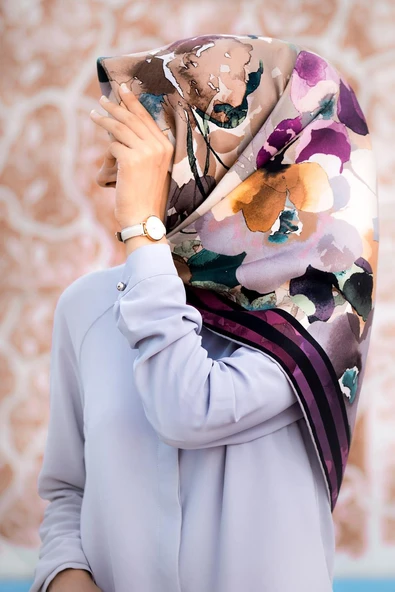 %100 Twill İpek Sulu Boyalı Çiçek Desenli Mor - Vizon Renkli 90x90 Eşarp Dikim Şekli : El Dikişi ürün görseli