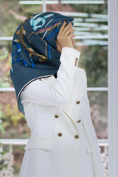 %100 Twill İpek Kurdele Ve Zincir Desenli Petrol Mavisi Renkli 90x90 Eşarp Dikim Şekli : El Dikişi ürün görseli