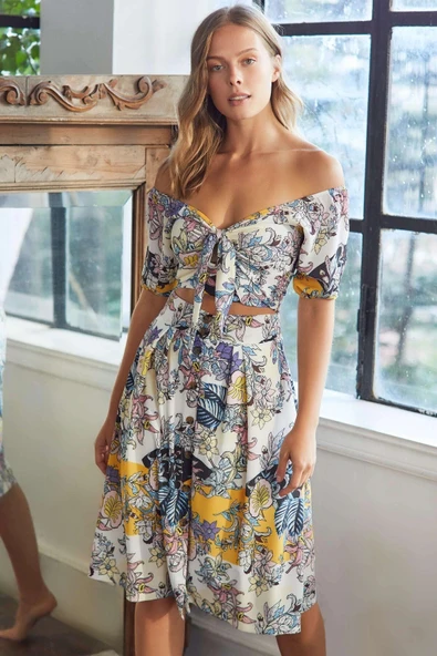 Dokuma Önden Bağlamalı Çiçek Baskılı Omuzu Düşük Büstiyer ve Önden Düğmeli Etek Takım ürün görseli 1