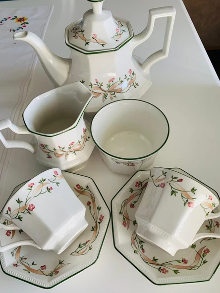 Vintage Johnson Brothers Eternal Beau Serisi Zarif Fiyonk ve Çiçek Desenli Porselen İngiliz Çay Seti ürün görseli 1