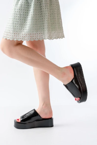 Siyah Cam Kırığı Geniş Bantlı Dolgu Kadın Terlik ürün görseli 1