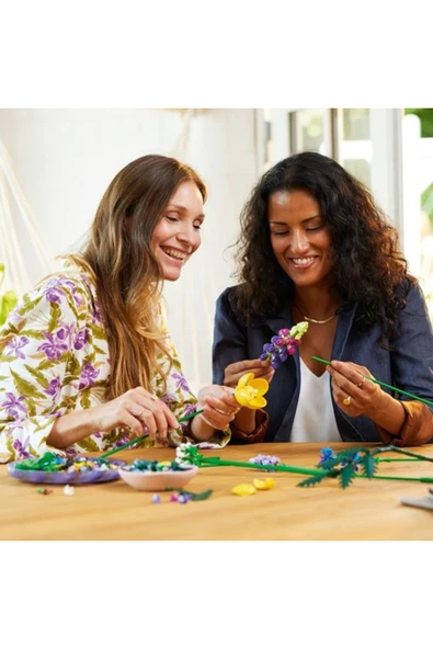 LEGO ® ICONS Kır Çiçekleri Buketi 10313 - Yetişkinler İçin Koleksiyonluk Yapım Seti (939 Parça) - Resim 5