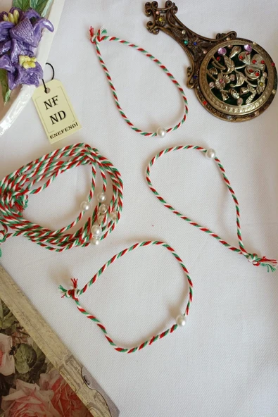 10 ADET İNCİ BONCUKLU MARTENİÇKA İP BİLEKLİK KIRMIZI YEŞİL BEYAZ HEDİYE ŞANS BAHAR İNCİLİ - Resim 2