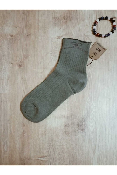 KURDELE TAŞLI LASTİKSİZ KOKULU LİKRALI KISAKONÇ  ÇORAP DİKİŞSİZ PAMUKLU KOYUYEŞİL KADIN ÇORABI ürün görseli 1