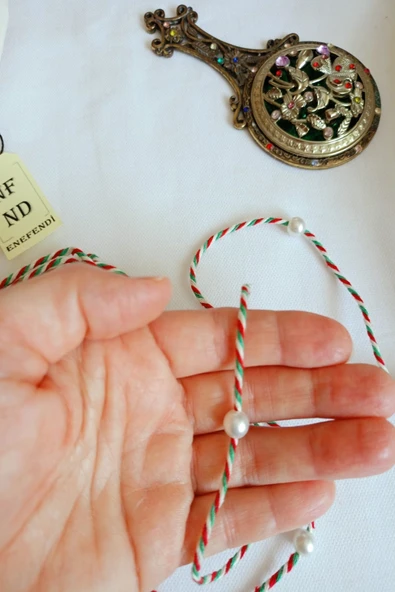 10 ADET İNCİ BONCUKLU MARTENİÇKA İP BİLEKLİK KIRMIZI YEŞİL BEYAZ HEDİYE ŞANS BAHAR İNCİLİ - Resim 3