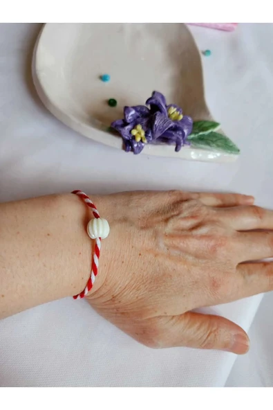 MARTENİÇKA BİLEKLİK BEYAZ(EKRU) BONCUK ŞANS BEREKET ARKADAŞ SEVGİLİ EŞ ÇOCUK HEDİYE BAHAR KARTLI. - Resim 3