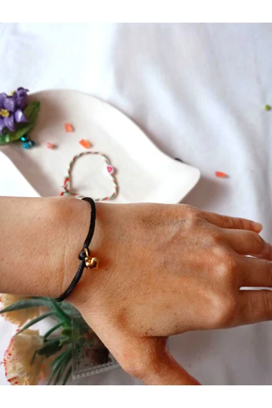 BİLEKLİK KARTLI KALPLİ METAL ALTINSARISI HEDİYELİK ŞANS BEREKET ARKADAŞ BİLEKLİĞİ SİYAH İP - Resim 2