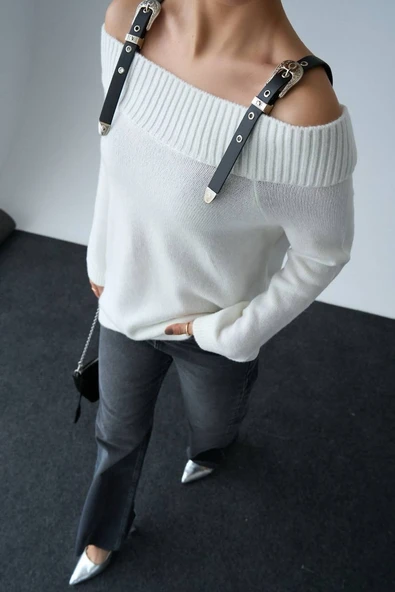 Kayık Yaka Deri Askı Detaylı Triko Kazak - Resim 6