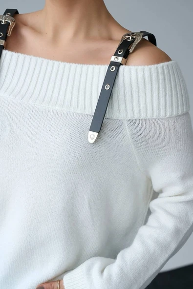 Kayık Yaka Deri Askı Detaylı Triko Kazak - Resim 9