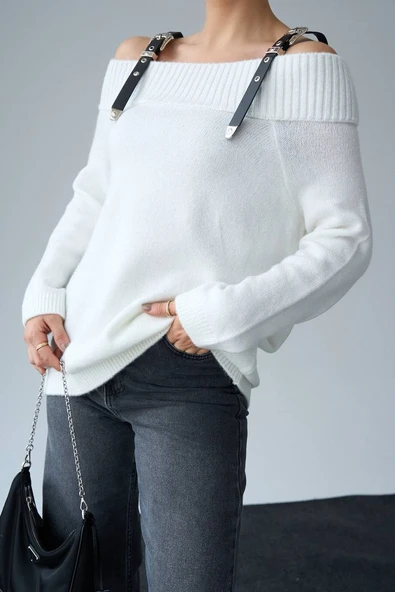 Kayık Yaka Deri Askı Detaylı Triko Kazak - Resim 7