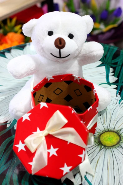 KUCAĞINDA İÇERİSİNDE GÜL YAPRAKLARI İLE SÜSLENMİŞ HEDİYE KUTUSU TAŞIYAN 25cm SEVİMLİ PELUŞ AYICIK - Resim 3