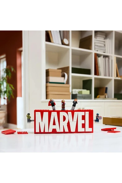 LEGO ® Marvel: MARVEL Logosu ve Minifigürleri 76313 – Yapım Seti (931 Parça) - Resim 9