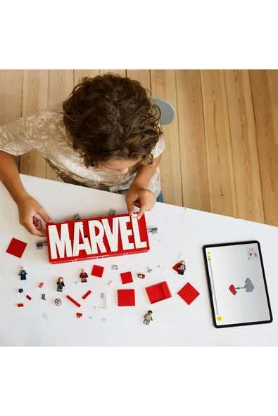 LEGO ® Marvel: MARVEL Logosu ve Minifigürleri 76313 – Yapım Seti (931 Parça) - Resim 5