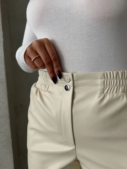 Beli lastikli çıtçıtlı deri şort krem w241007 - Resim 7