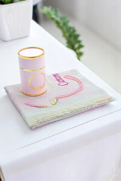 Canım Anneme İsim Nakışlı Seccade ve İnci Tesbihli Özel Silindir Kutulu Set ürün görseli 1