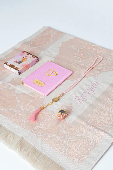 Hediyelik Kişiye Özel İsimli Seccade Seti - Yasin Kitabı, Tesbih, Zikirmatik, Esans - Pembe - Resim 3