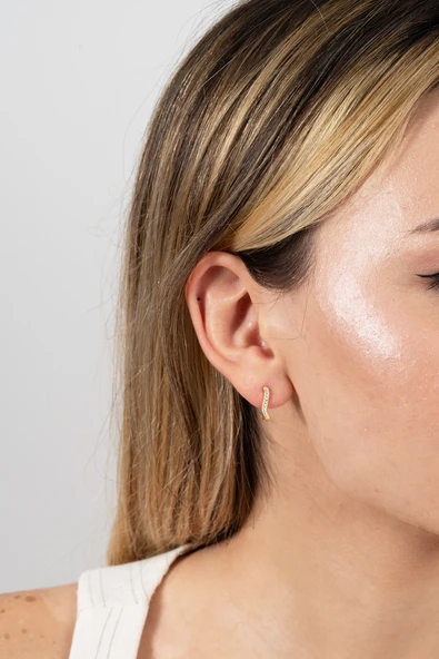 925 ayar gümüş küpe altın yaldızlı zirkon taşlı dalgalı j model küpe SGTL13164GOLD - Resim 2