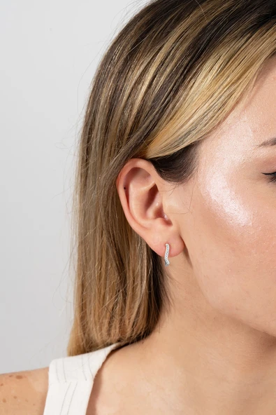 925 ayar gümüş küpe rodyumlu zirkon taşlı dalgalı j model küpe SGTL13164RODAJ ürün görseli