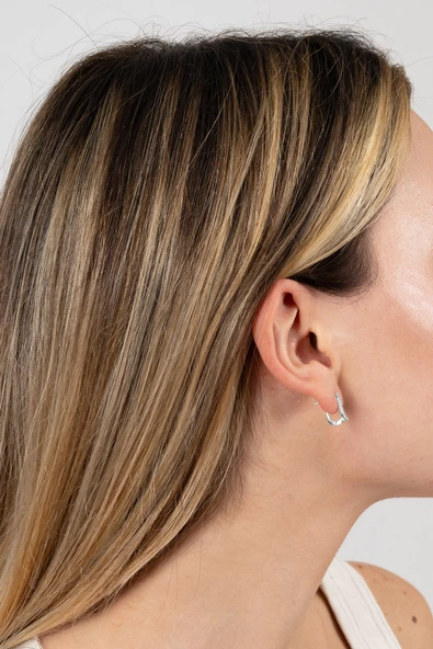 925 ayar gümüş küpe rodyumlu zirkon taşlı dalgalı j model küpe SGTL13164RODAJ - Resim 2