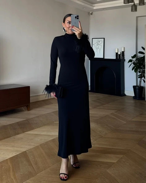 MDB Kadın Uzun Kollu Balıkçı Yaka Kol Ağzı Tüy Detaylı Uzun Krep Elbise ürün görseli 1