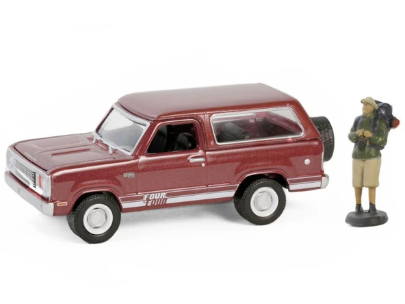 Greenlight 1978 Plymouth Trail Duster with Backpacker Figure "The Hobby Shop" Series 16 1/64 Model Araba - Resim 2