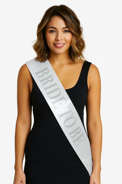 Beyaz Saten Üzerine Kalın Gümüş Yazılı Bride To Be Kuşağı 10 cm Genişlik ürün görseli 1