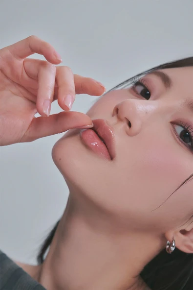 Romand Vegan Glasting Melting Dusty On The Nude Nemlendirici Cam Görünüm Sağlayan Dudak Balmı - Dear Apple - Resim 2