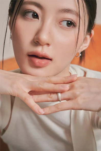 Romand Vegan Glasting Melting Dusty On The Nude Nemlendirici Cam Görünüm Sağlayan Dudak Balmı - Buffy Coral - Resim 2