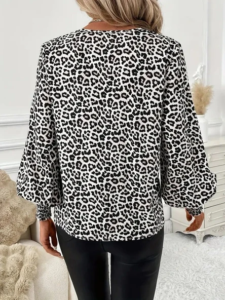 Lucky Life Kadın  Uzun Kollu V Yaka Kollar Gipe Detaylı Leopar Desenli Süprem Bluz - Resim 3
