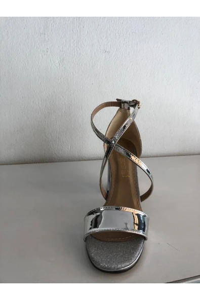 Kadın Dore Gümüş Çapraz Bantlı Kalın Topuklu Yazlık Ayakkabı - Resim 3