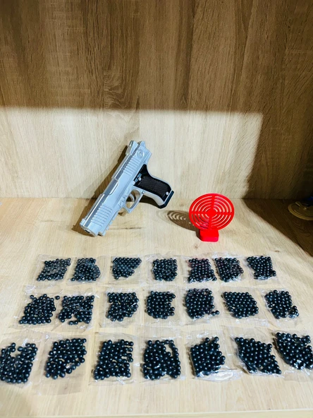 Gümüş Renk Boncuklu Oyuncak Tabanca 1 Adet + 1 Adet Hedef Kırmızı 9 cm + 21 Paket Boncuk ürün görseli 1