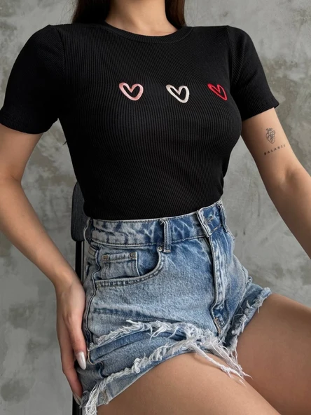 Üçlü kalp nakışlı bluz ürün görseli 1