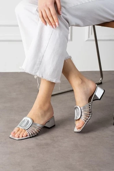Anca Gümüş Rugan Topuklu Terlik - Resim 2