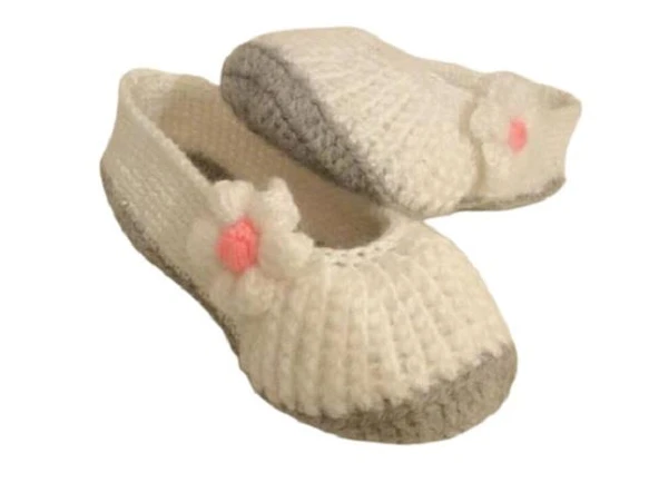 Örgü Papatya Modeli Kız Bebek Patiği ürün görseli 1