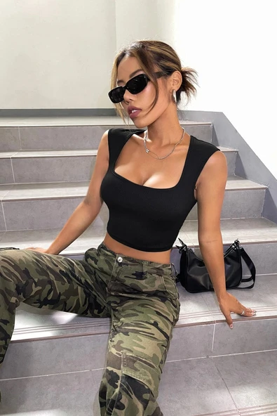 Kadın Siyah Kare Yaka Kalınlaşan Omuz Detaylı Crop Top Bluz - Resim 5