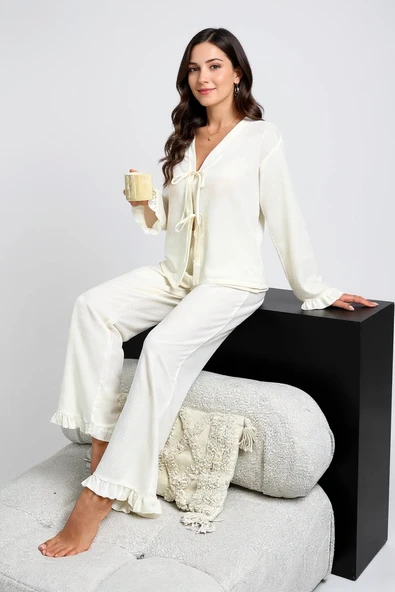 Kadın Beyaz Önden Bağlamalı Kolu ve Paçası Fırfır Detaylı Uzun Kollu Pijama Takımı - Resim 2