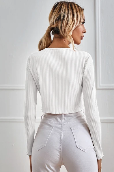 Kadın Beyaz Uzun Kollu Önden Bağlama Detaylı Crop Top Bluz - Şık, Rahat ve Kolay Kombinlenebilir - Resim 3