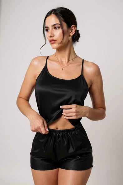 Kadın Siyah Asimetrik Sırt Dekolte Detaylı Şık Şortlu Gecelik Takım ürün görseli 1