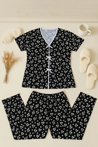 Kadın Siyah Beyaz Kalp Desenli Fiyonklu Kısa Kollu Pijama Takımı - Rahat, Şık ve 4 Mevsim Kullanım - Resim 5