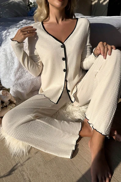 Kadın Beyaz Örme Kumaş V Yaka Düğmeli Rahat Şık Pijama Takımı - Resim 3