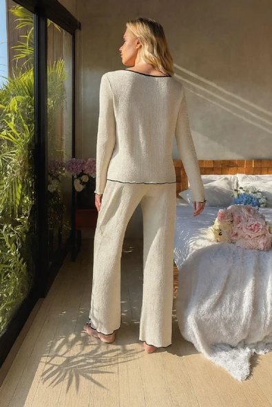 Kadın Beyaz Fiyonklu İç Çamaşırı ve Uzun Kollu V Yaka Pijama Takımı 4'lü Set - Resim 3