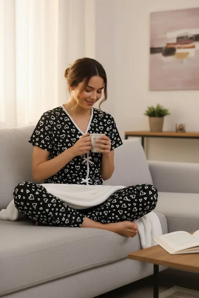 Kadın Siyah Beyaz Kalp Desenli Fiyonklu Kısa Kollu Pijama Takımı - Rahat, Şık ve 4 Mevsim Kullanım - Resim 7