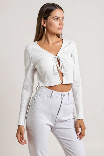 Kadın Beyaz Uzun Kollu Önden Bağlama Detaylı Crop Top Bluz - Şık, Rahat ve Kolay Kombinlenebilir - Resim 2
