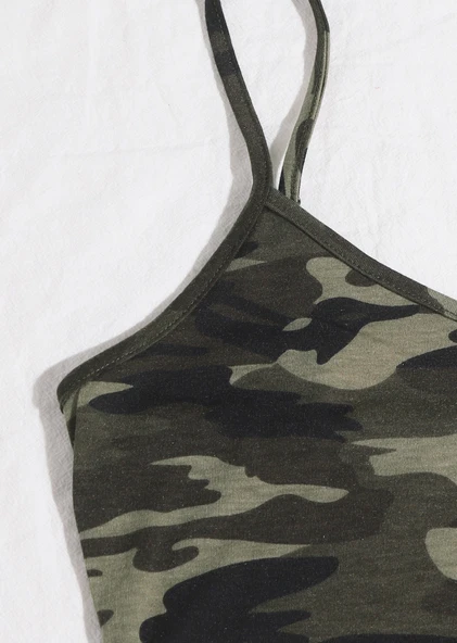 Kadın Kamuflaj Desenli Askılı Crop Top ve Şortlu Gecelik Takım - Resim 4